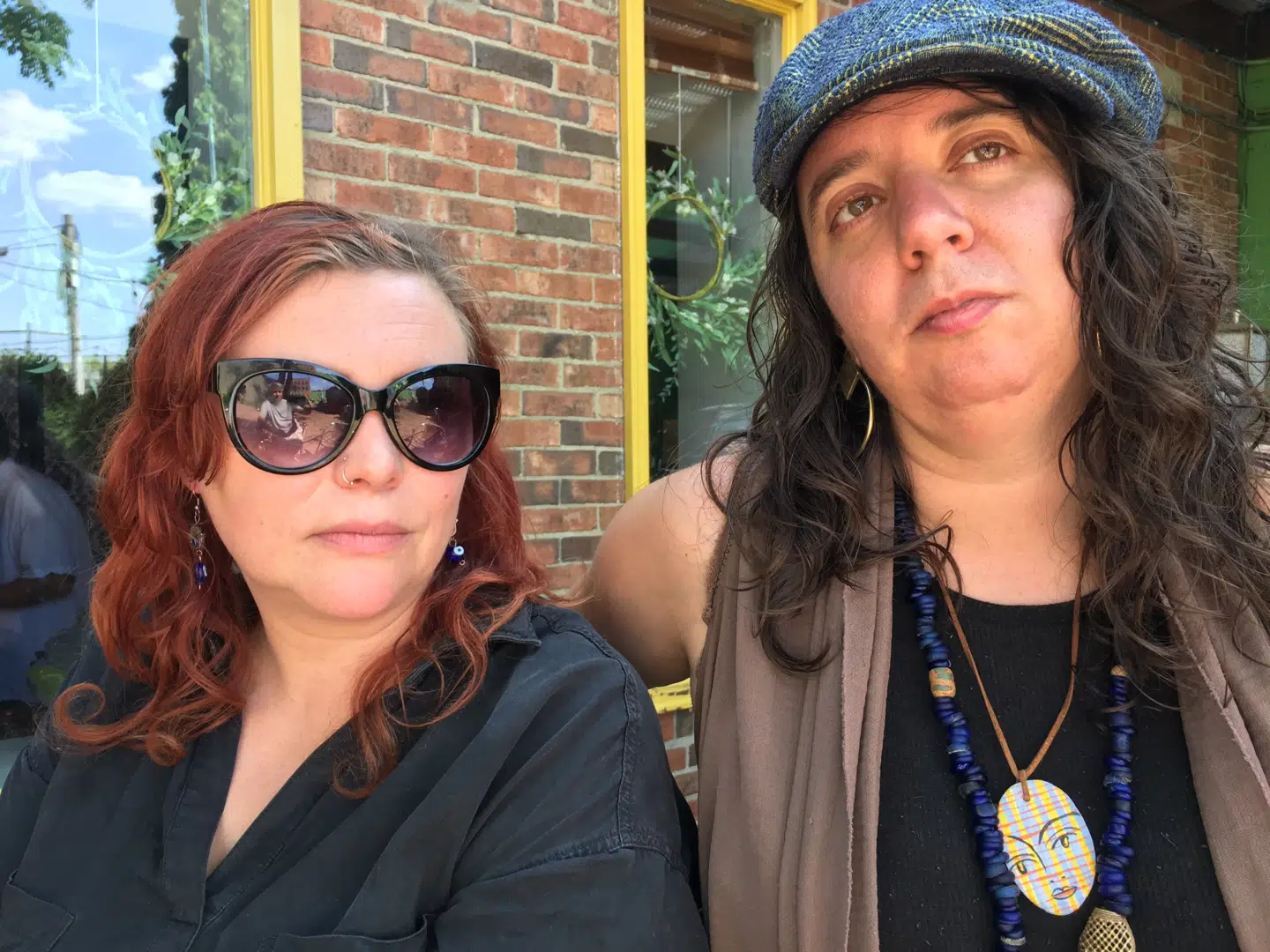 Emily Mendenhall og Amelie O'Dowd er ikke bange for at sige deres mening.