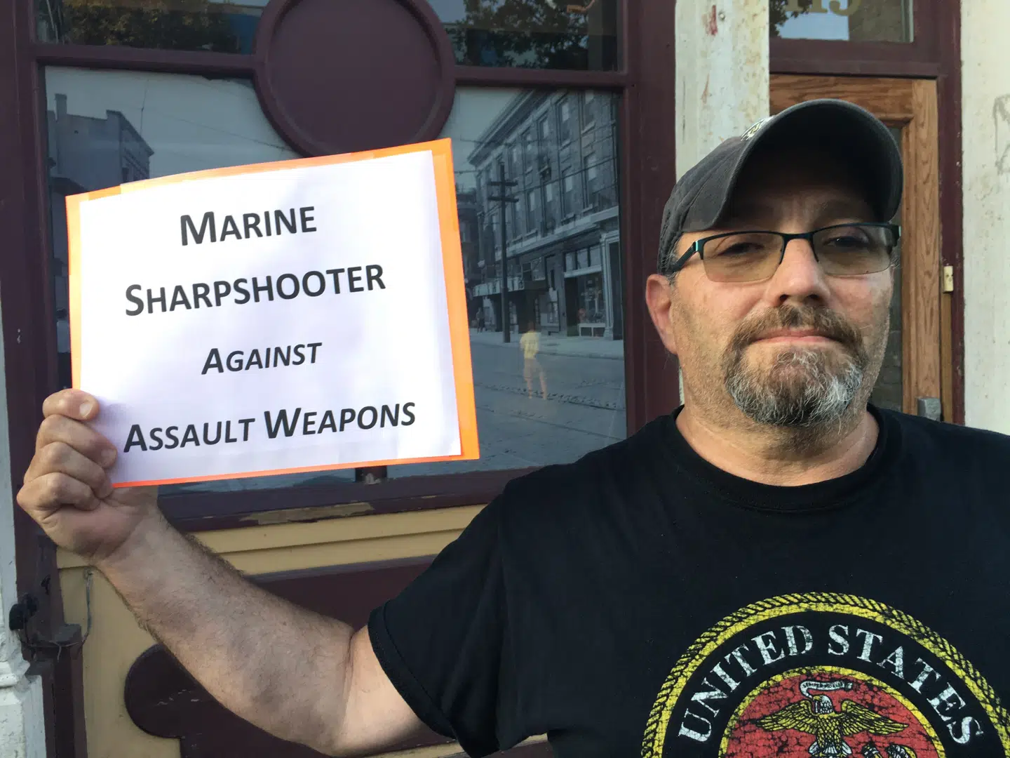 Forhenværende marinesoldat Russell Thomas mener, at semiautomatiske våben ikke bør sælges til civile amerikanere.