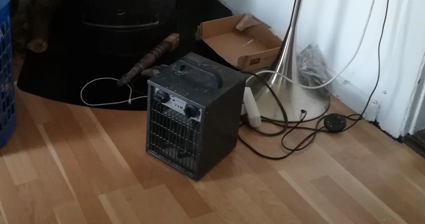 En lille elektrisk varmeblæser var familiens eneste varmekilde. Den kunne dog på ingen måde varme boligen op.