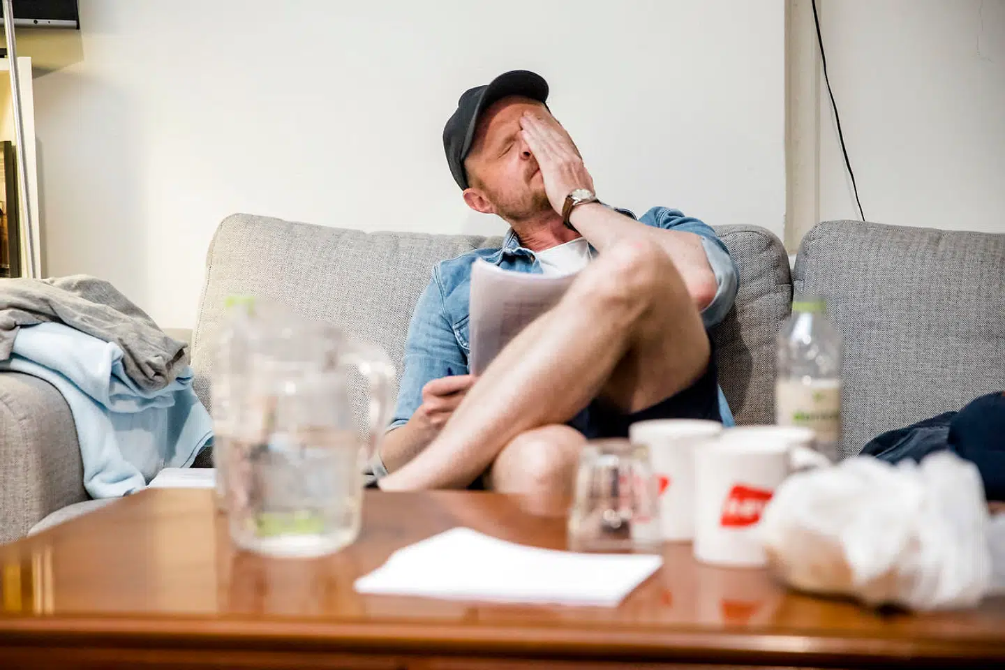 En dybt koncentreret Jonatan Spang forbereder sig før et af de sidste testshow af 'Typisk', inden det for alvor går løs.