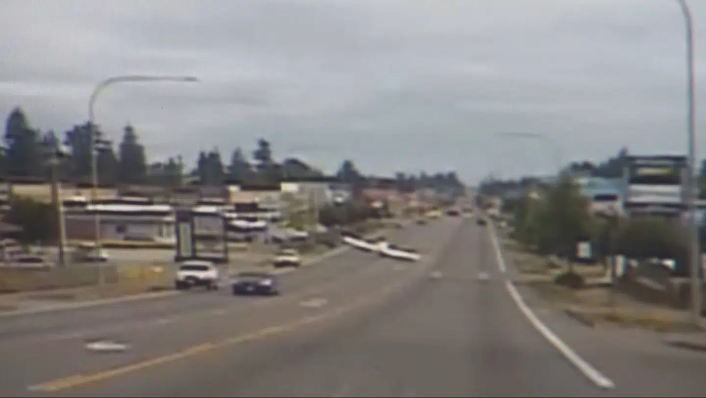 KR2 propelflyet er ved at nødlande på en vej midt i myldretiden.