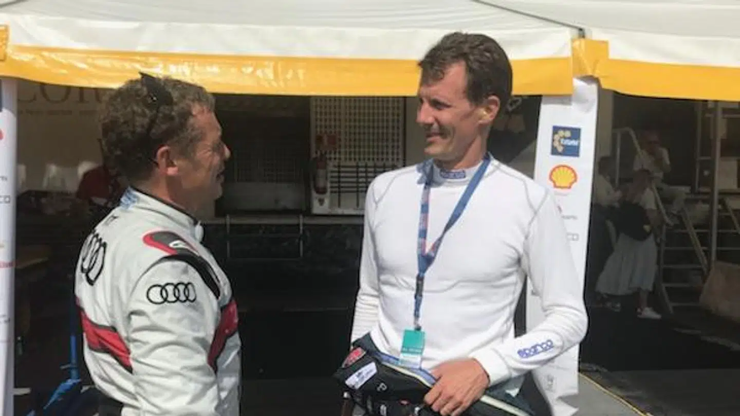 Prins Joachim taler her med holdkammeraten Tom Kristensen.