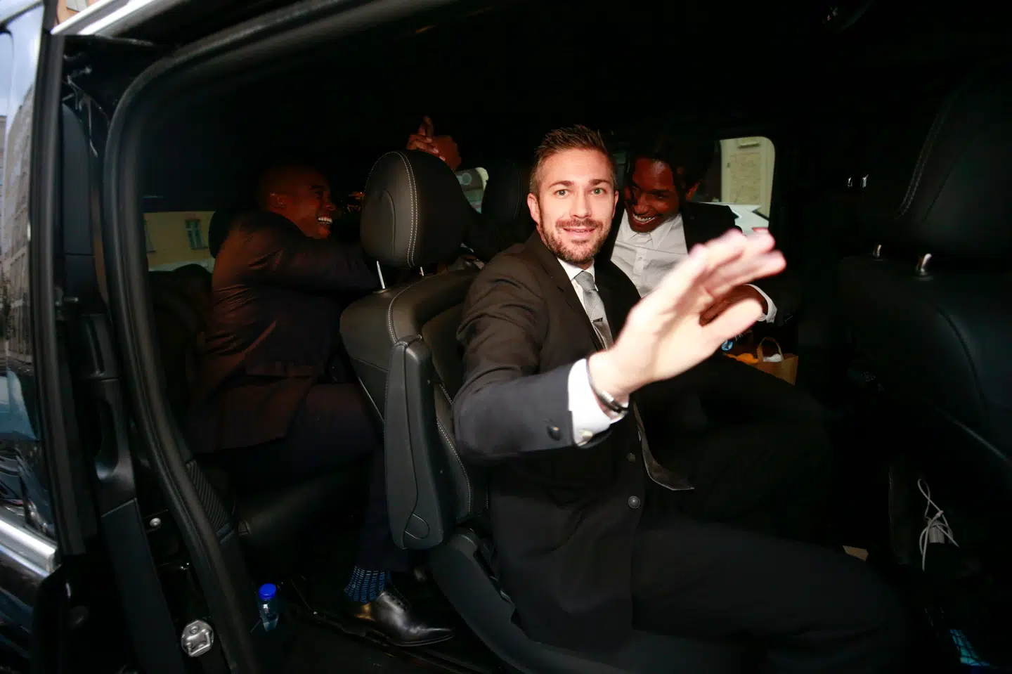 Rapperen A$AP Rocky er på vej væk fra retten i Stockholm, efter at han er blevet løsladt fredag aften. I forgrunden ses hans manager, John Ehmann. Fredrik Persson/Ritzau Scanpix