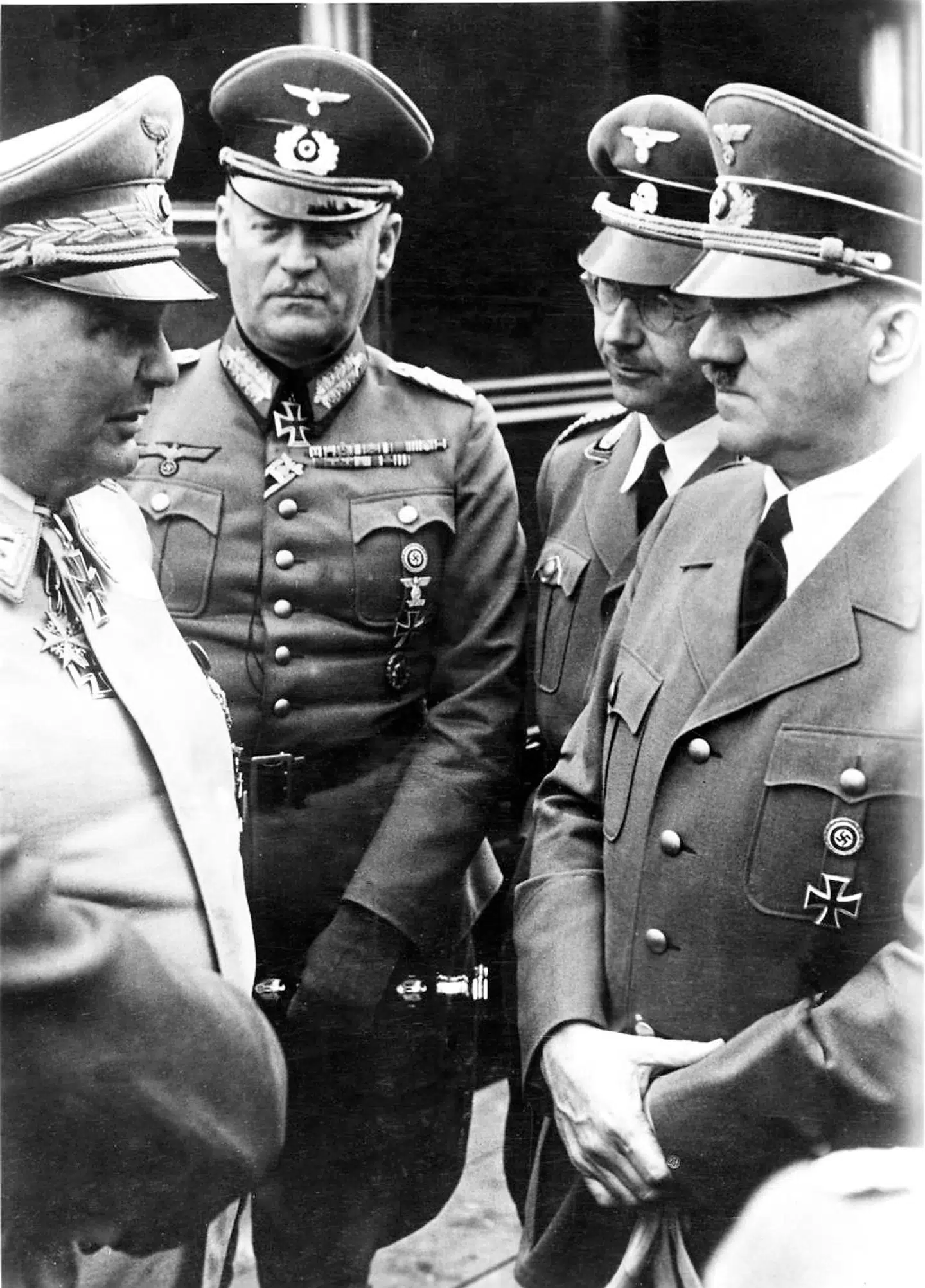 Adolf Hitler sammen med Herman Gøring (tv) og Wilhelm Keitel (im) og SS-chefen Heinrich Himmler