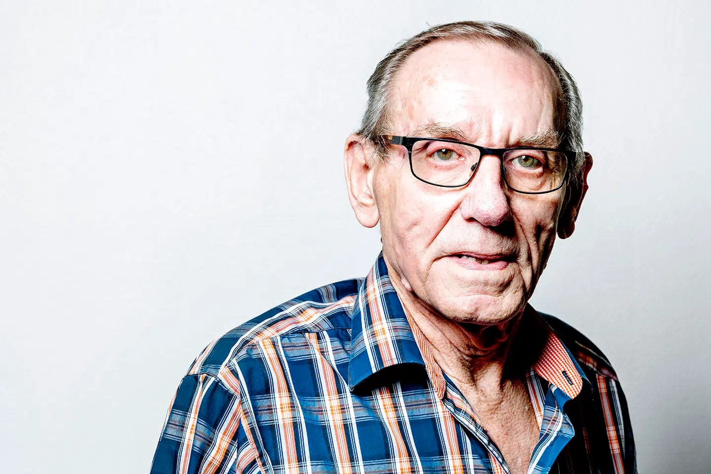 Carl Erik Jørgensen på 71 kontaktede vagtlægen da han fik voldsomme smerter i halsen. Vagtlægen sagde han skulle drikke noget koldt vand og spise lidt mad. Carl Erik røg efterfølgende på sygehuset hvor det viste sig, at en kødædende bakterie havde angrebet hans hals, og han undergik syv-otte operationer og lå undervejs i koma.