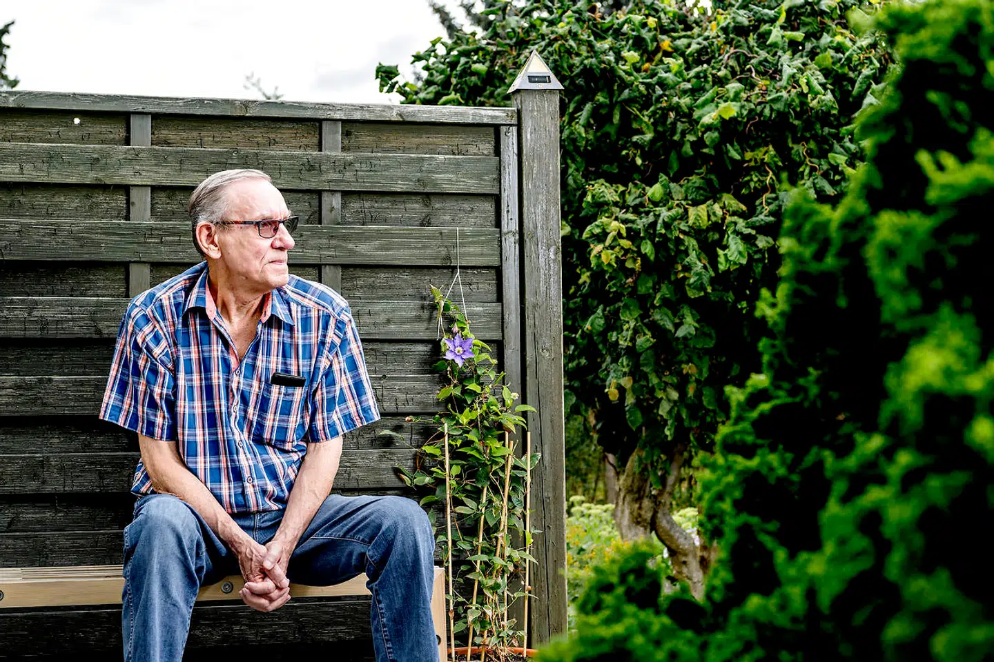 Carl Erik Jørgensen har svært ved at få vejret efter sit voldsomme sygdomsforløb, og han kan ikke længere hjælpe sin kone med at ordne haven, som han plejede. »Det er meget frustrerende,« fortæller Carl Erik Jørgensen.