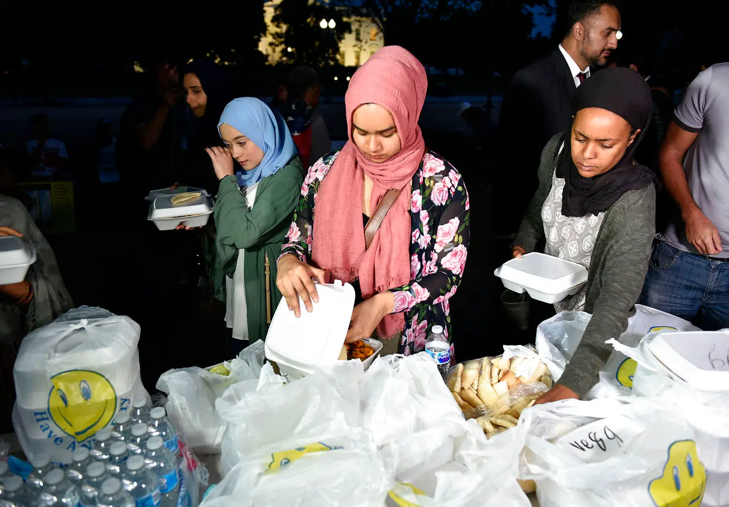 Plads til alle. I forbindelse med den hellige måned for muslimer, Ramadan, serverer Donald Trump mad for gæsterne i Det Hvide Hus.