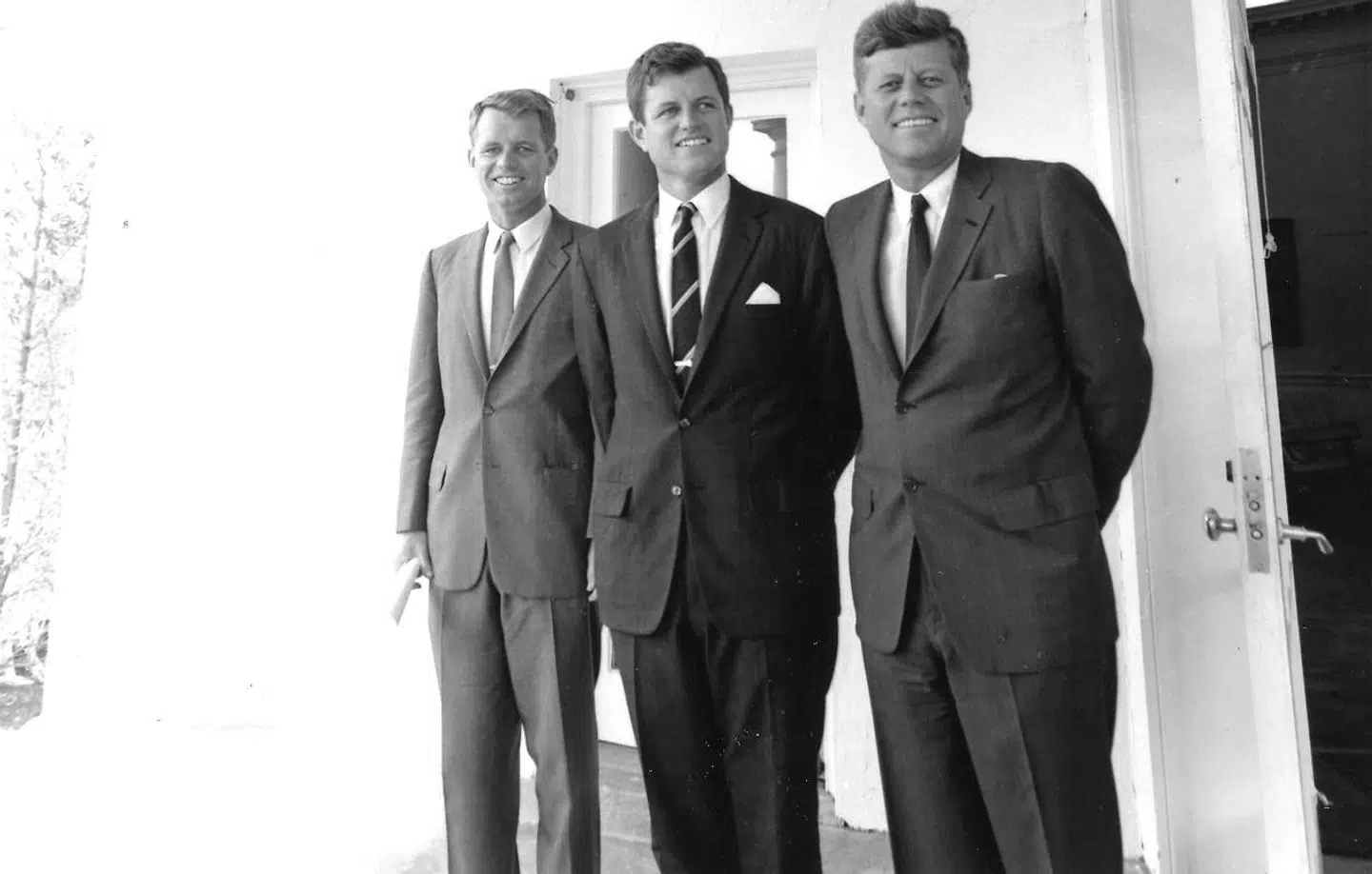 Tidligere præsident John F. Kennedy (højre) med sine to brødre, Robert F. Kennedy (venstre) og Edward Kennedy, i Det Hvide Hus i 1963.