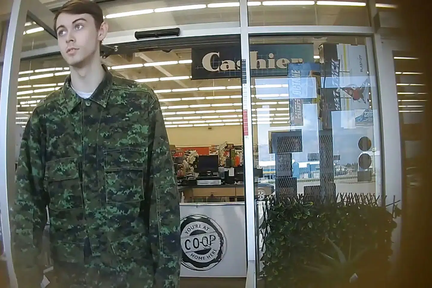 Bryer Schmegelsky på overvågningsbilleder fra en butik i Saskatchewan.