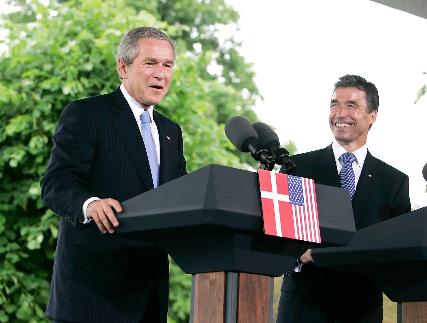 USA-præsident George Walker Bush (Rep.) besøger statsminister Anders Fogh Rasmussen (V) i Danmark. Pressemøde foran Marienborg den 6. juli 2005.