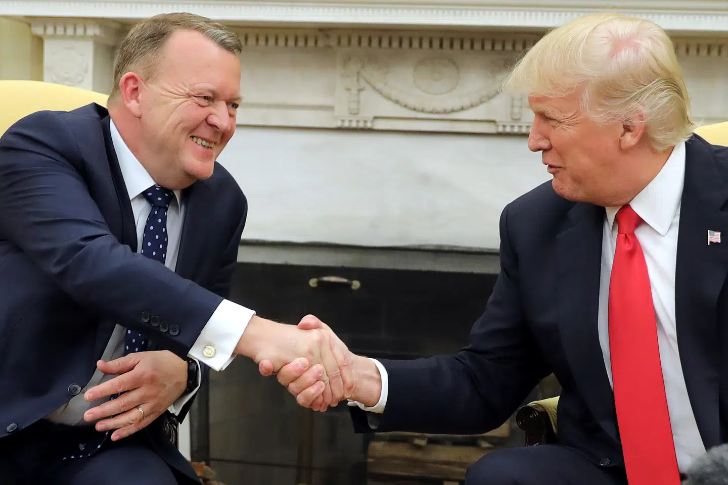 USA's præsident, Donald Trump, giver hånd til Lars Løkke Rasmussen i det ovale værelse 30. marts 2017. REUTERS/Carlos Barria