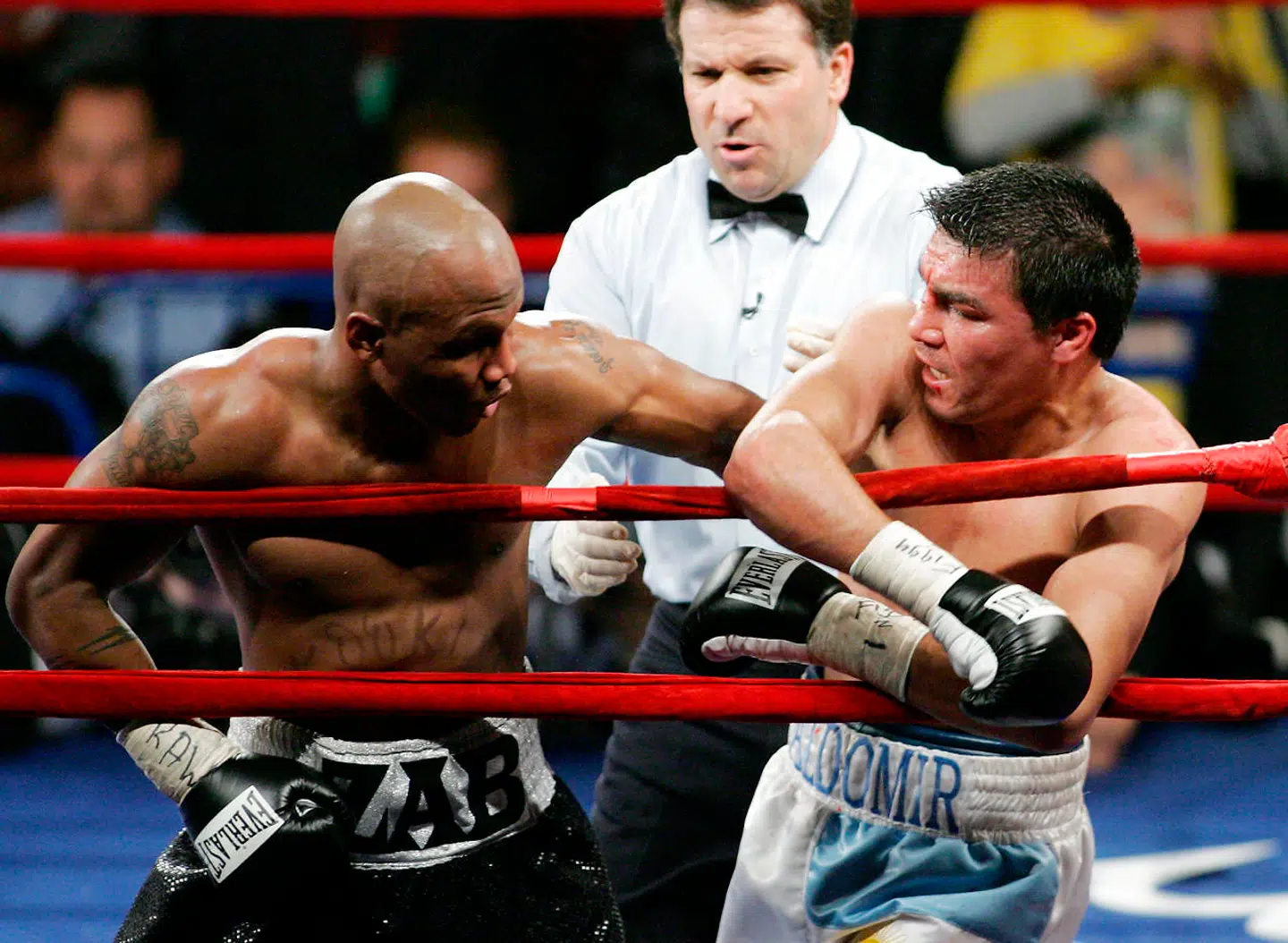Her ses Carlos Baldomir i sin kamp mod Zab Judag, hvor argentineren blev verdensmester i weltervægt. Caros Baldomir bar titlen i ti måneder, indtil han mistede den til Floyd Mayweather i november 2006.