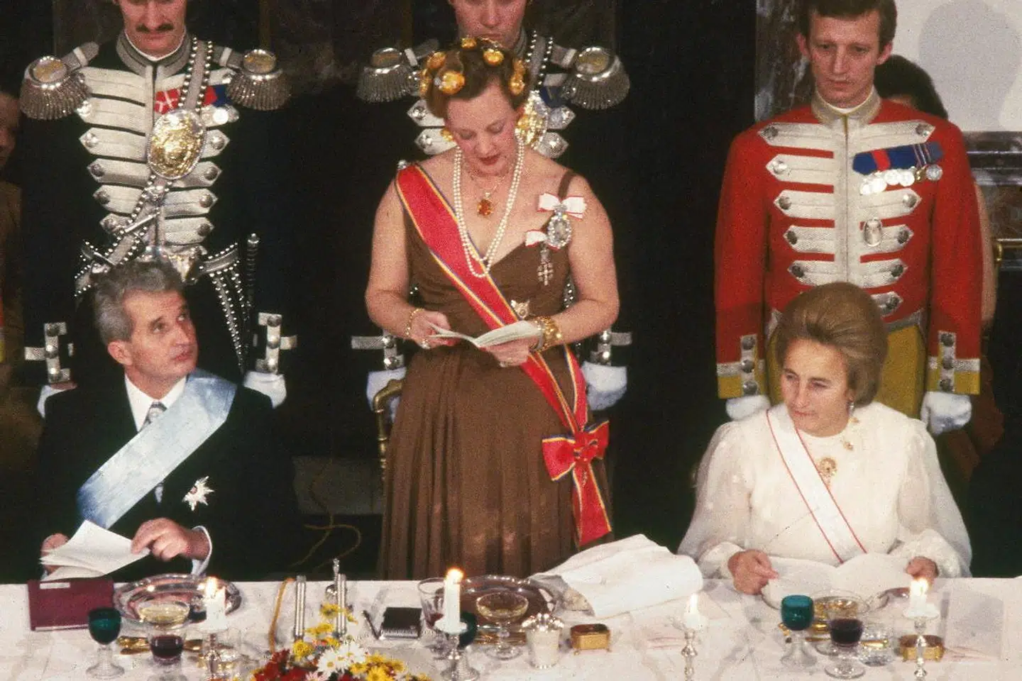 Dronning Margrethe holder tale for Rumæniens præsident, Nicolae Ceausescu, og fru Elena under middagen på Fredensborg Slot mandag den 10. november 1980. Ceausescu er tidligere på dagen blevet dekoreret med Elefantordenen, og dronning Margrethe har modtaget en tilsvarende rumænsk orden.