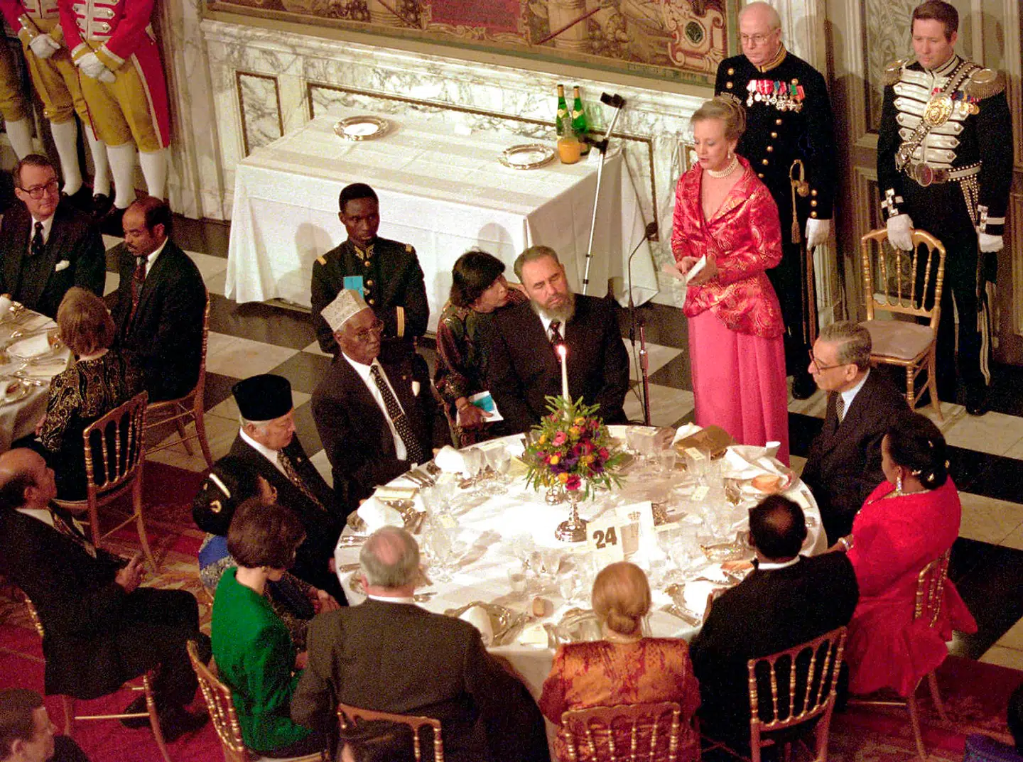 Dronningen, mellem Castro og Boutros-Ghali, under sin tale ved lørdag aftens gallamiddag på Christiansborg.