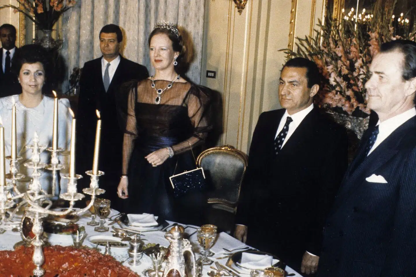 Dronning Margrethe og prins Henrik på officielt besøg i Egypten. Her ses de med Egyptens præsident, Hosni Mubarak, til den store middag.