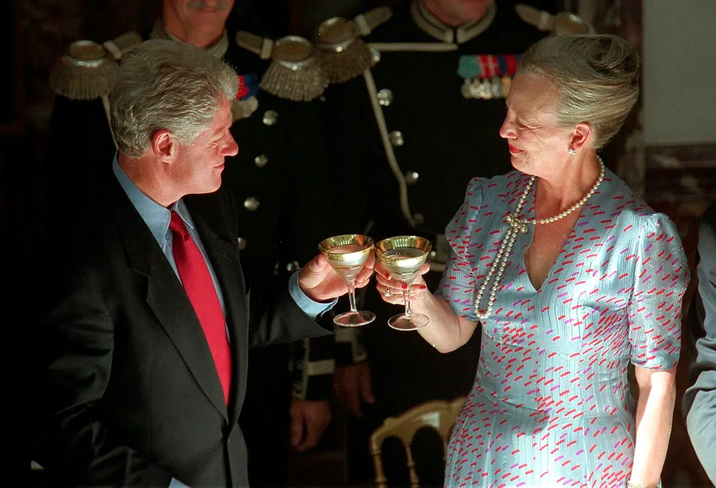 Den tidligere amerikanske præsident Bill Clinton har altid været populær i Danmark. Og han havde tilsyneladende også et rigtig fint forhold til dronning Margrethe, som han skålede med, da han var i Danmark i 1997.
