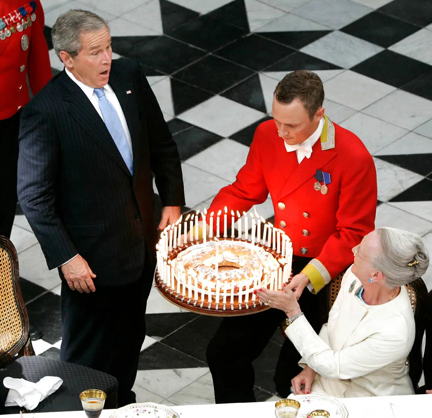 Da den amerikanske præsident George W. Bush i 2005 var på statsbesøg i Danmark, var det tilfældigvis på hans fødselsdag. Dronning Margrethe havde naturligvis sørget for, at præsidenten blev fejret med en fødselsdagskage.