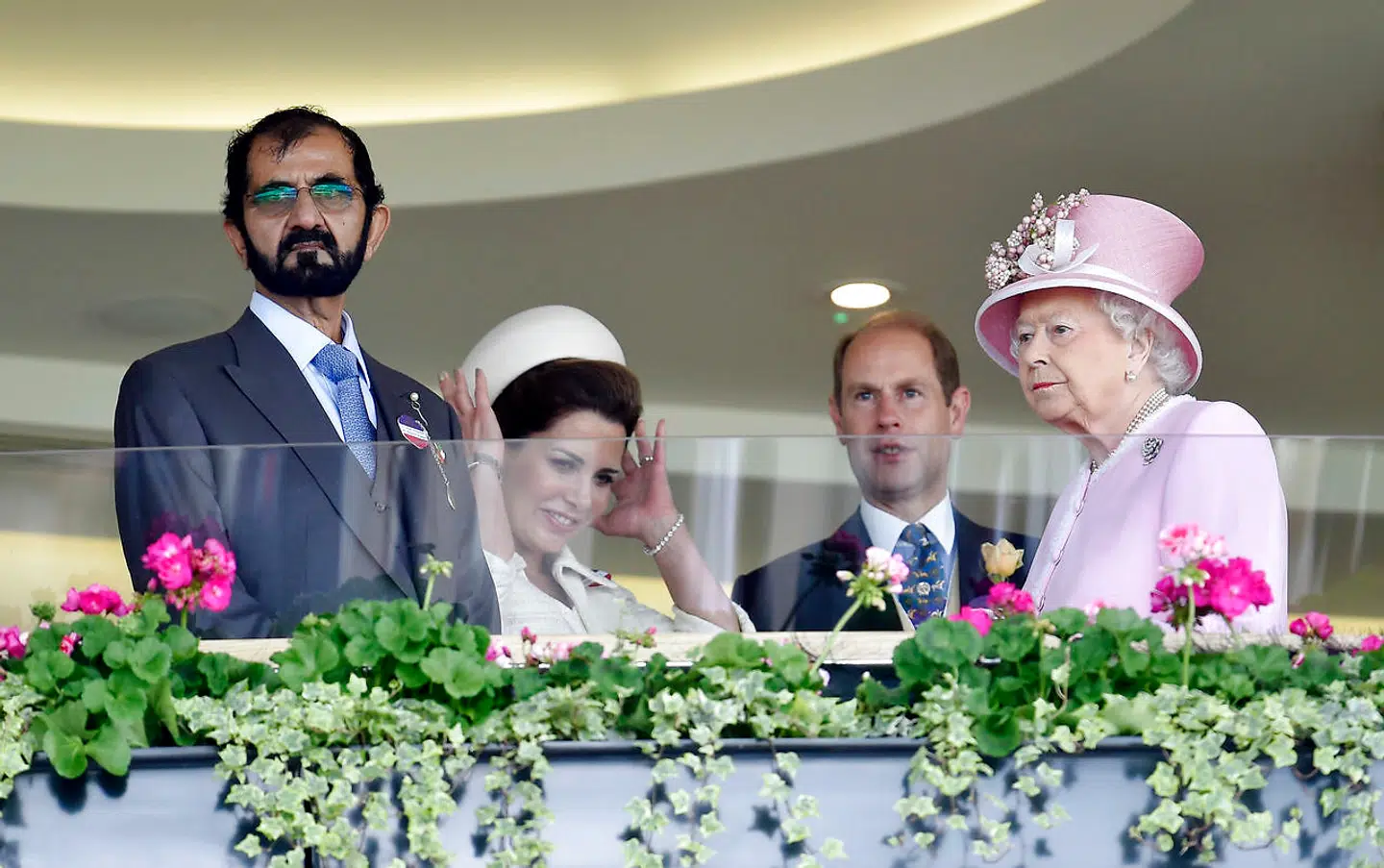 Både sheikh Mohammed bin Rashid Al Maktoum samt prinsesse Haya bin Hussein kender den engelske dronning godt.
