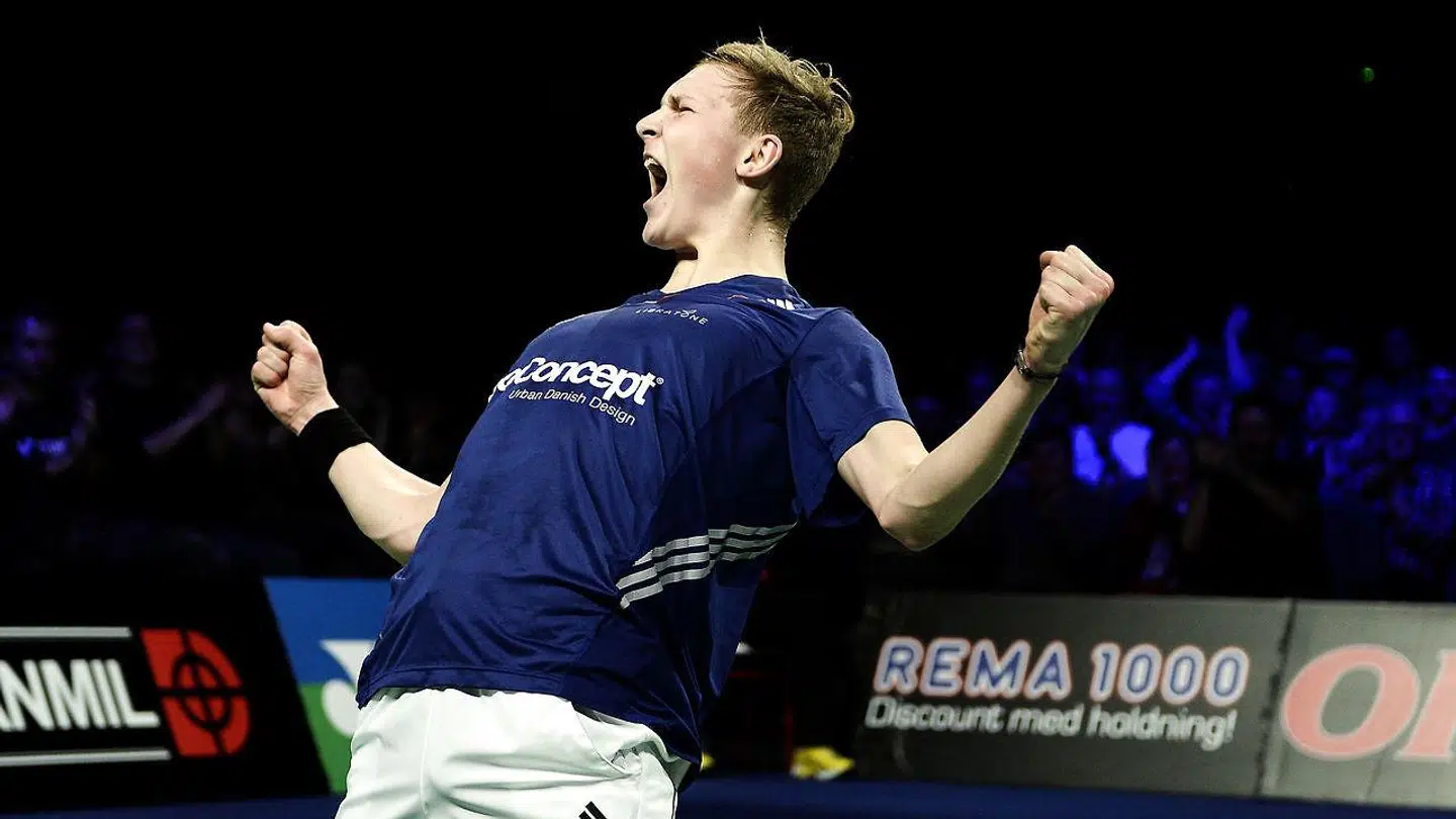 Victor Axelsen i et sejrsbrøl, da han gik videre i Japan Open.