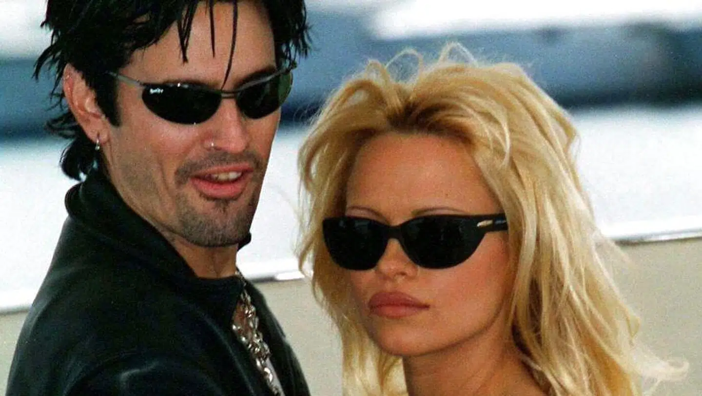 Pamela Anderson fortalte i 2002, at hun havde pådraget sig hepatitis C efter at have delt tatoveringsnål med eksmanden Tommy Lee. Hun blev erklæret rask i 2017 efter at have modtaget en ny type behandling mod sygdommen.