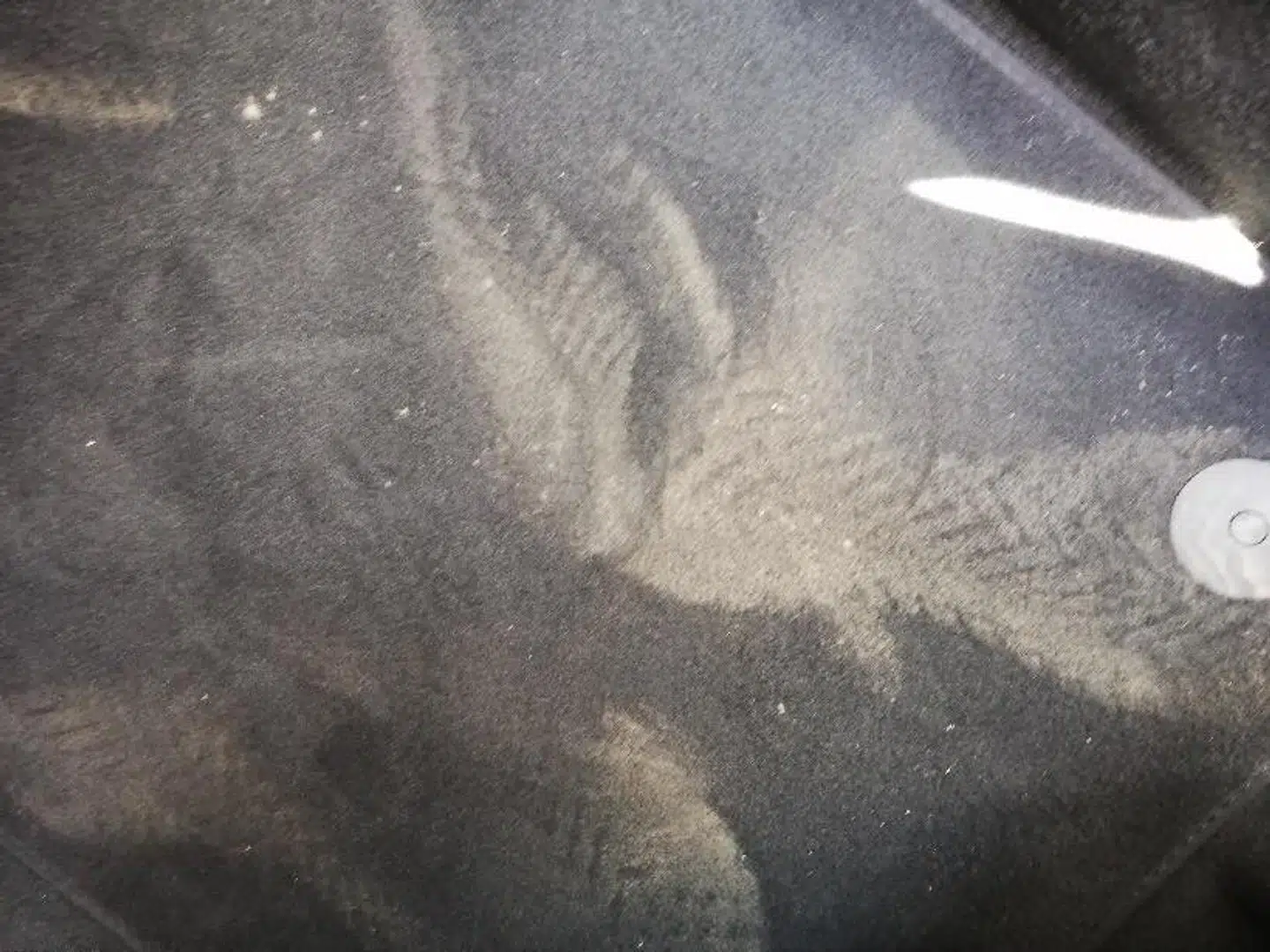 Her kan man se, at der tydeligvis har været nogle inden i bilen med beskidte sko på. Foto: Privat