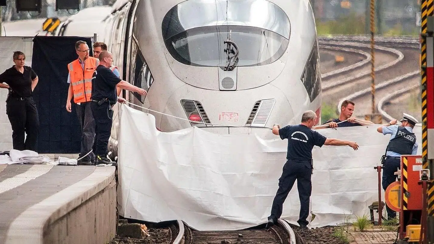 En otte-årig dreng mistede mandag livet, efter han sammen med sin mor blev skubbet ud foran et tog i Frankfurt.