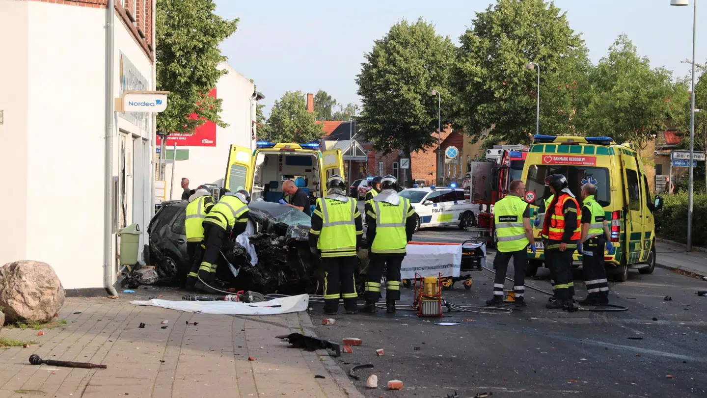 Ambulancefolk arbejder på stedet efter uheldet, der indtraf mandag morgen.