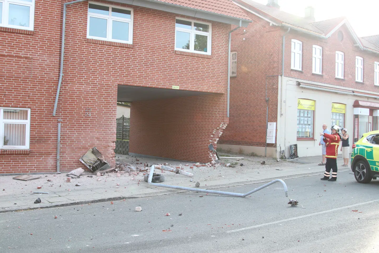 Hullet efter påkørselen. Huset skal nu stabiliseres, da der er nedstyrtningsfare, oplyser politiet.