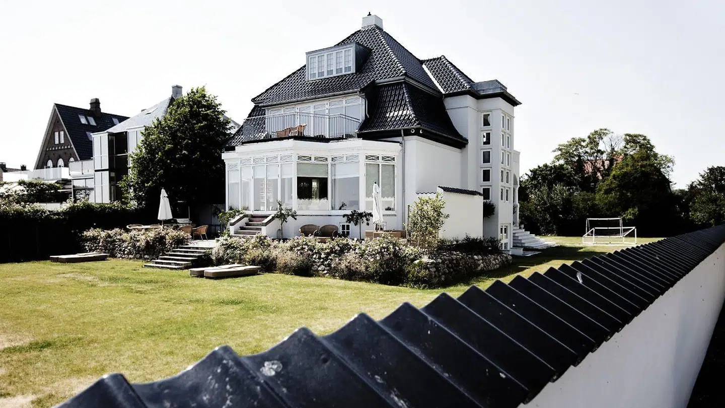 Henrik Rossing købte i 2012 villaen på Hambros Allé 32 i Hellerup for 50 millioner kroner. Nu har han også købt et slot.