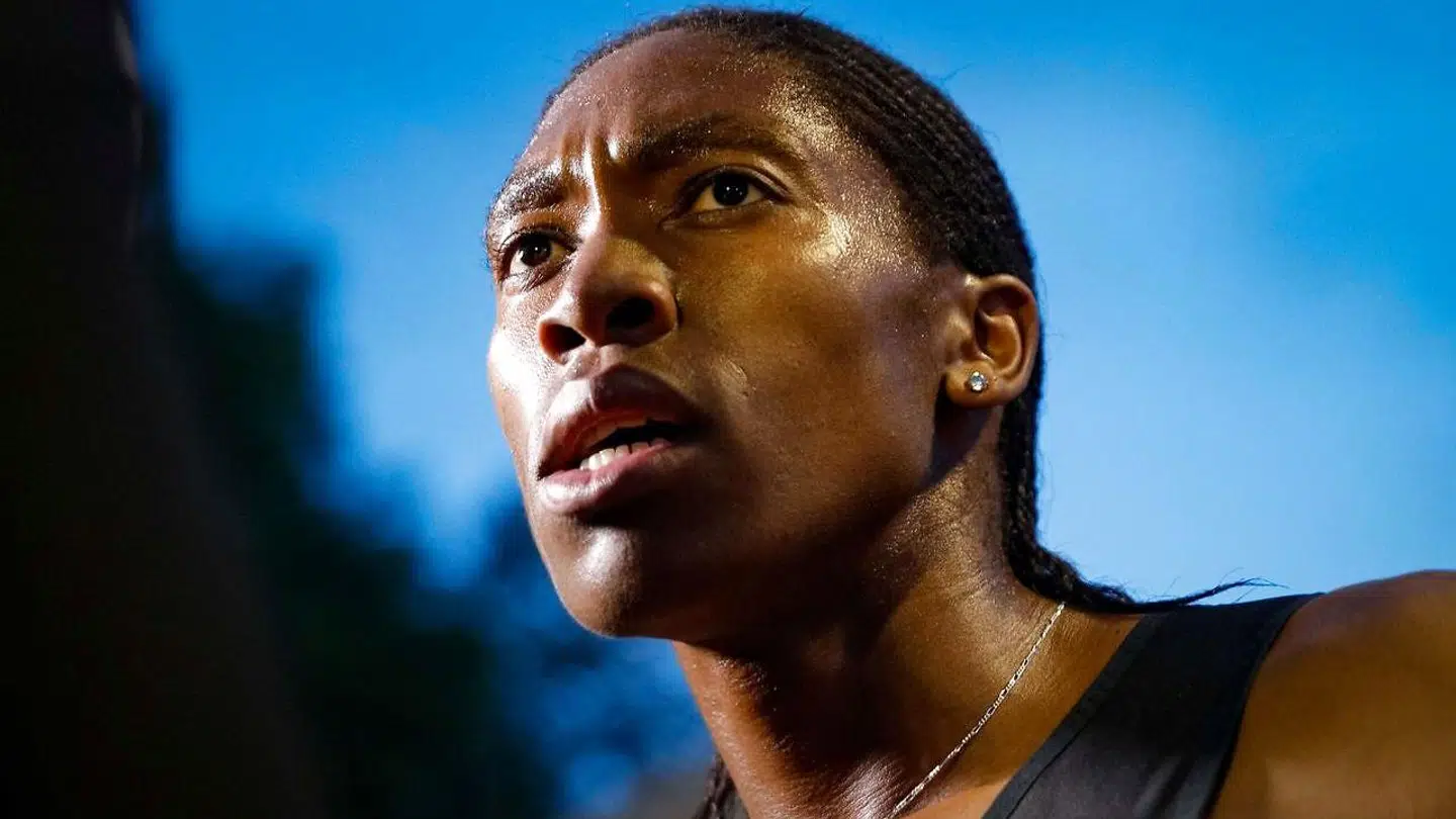 Atletikstjernen Caster Semenya går glip af VM, efter at domstol midlertidigt genindfører omstridt hormonregel.