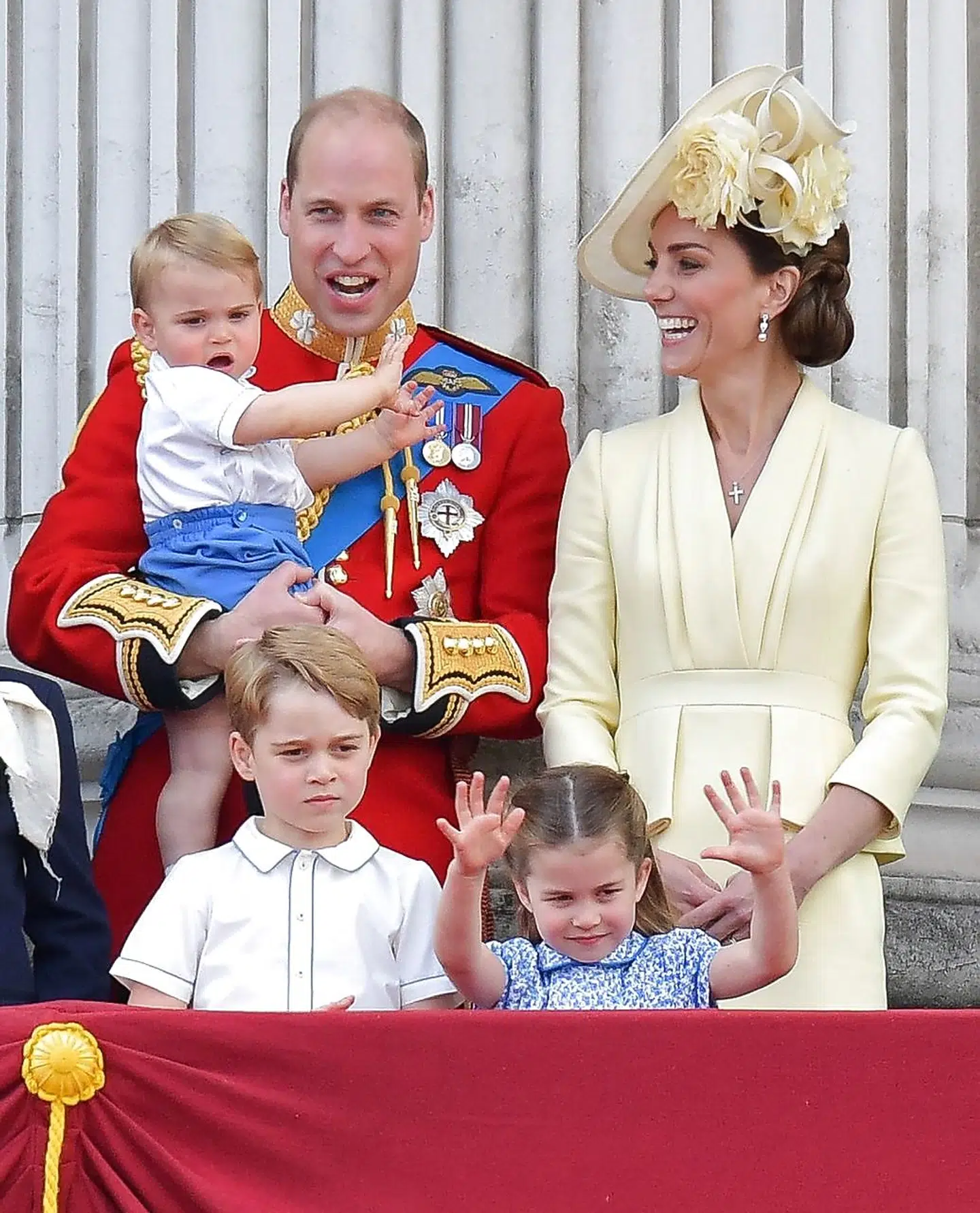 (L-R) Britain's Prince William, Duke of Cambridge holding Prince Louis, Prince George, Princess Charlotte and Britain's Catherine, Duchess of Cambridge stand with other members of the Royal Family on the balcony of Buckingham Palace to watch a fly-past of aircraft by the Royal Air Force, in London on June 8, 2019. - The ceremony of Trooping the Colour is believed to have first been performed during the reign of King Charles II. Since 1748, the Trooping of the Colour has marked the official birthday of the British Sovereign. Over 1400 parading soldiers, almost 300 horses and 400 musicians take part in the event. (Photo by Daniel LEAL-OLIVAS / AFP)