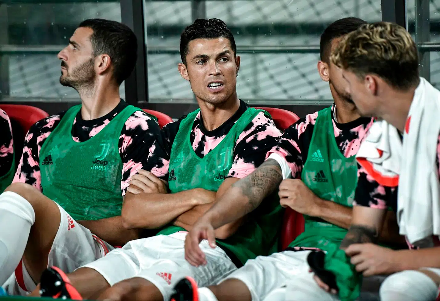 Cristiano Ronaldo (C) blev siddende på bænken under hele kampen mod Team K League.