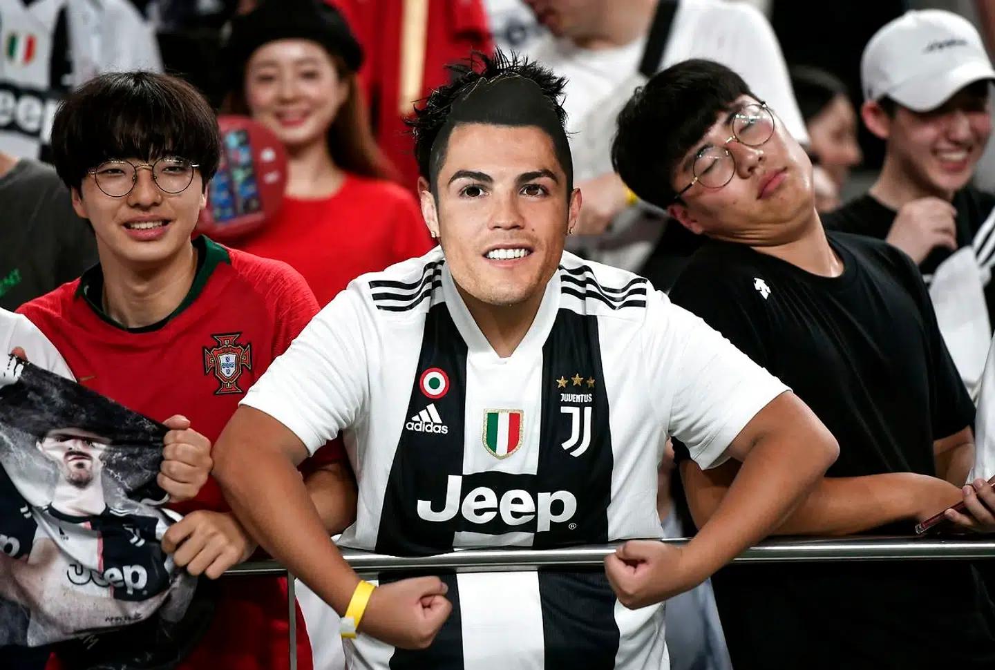 Mange tilskuere - her en med Ronaldo-maske - havde købt billet til kampen i forventning om at se portugiseren i aktion. Manden til højre ser dog i øvrigt mindre begejstret ud.