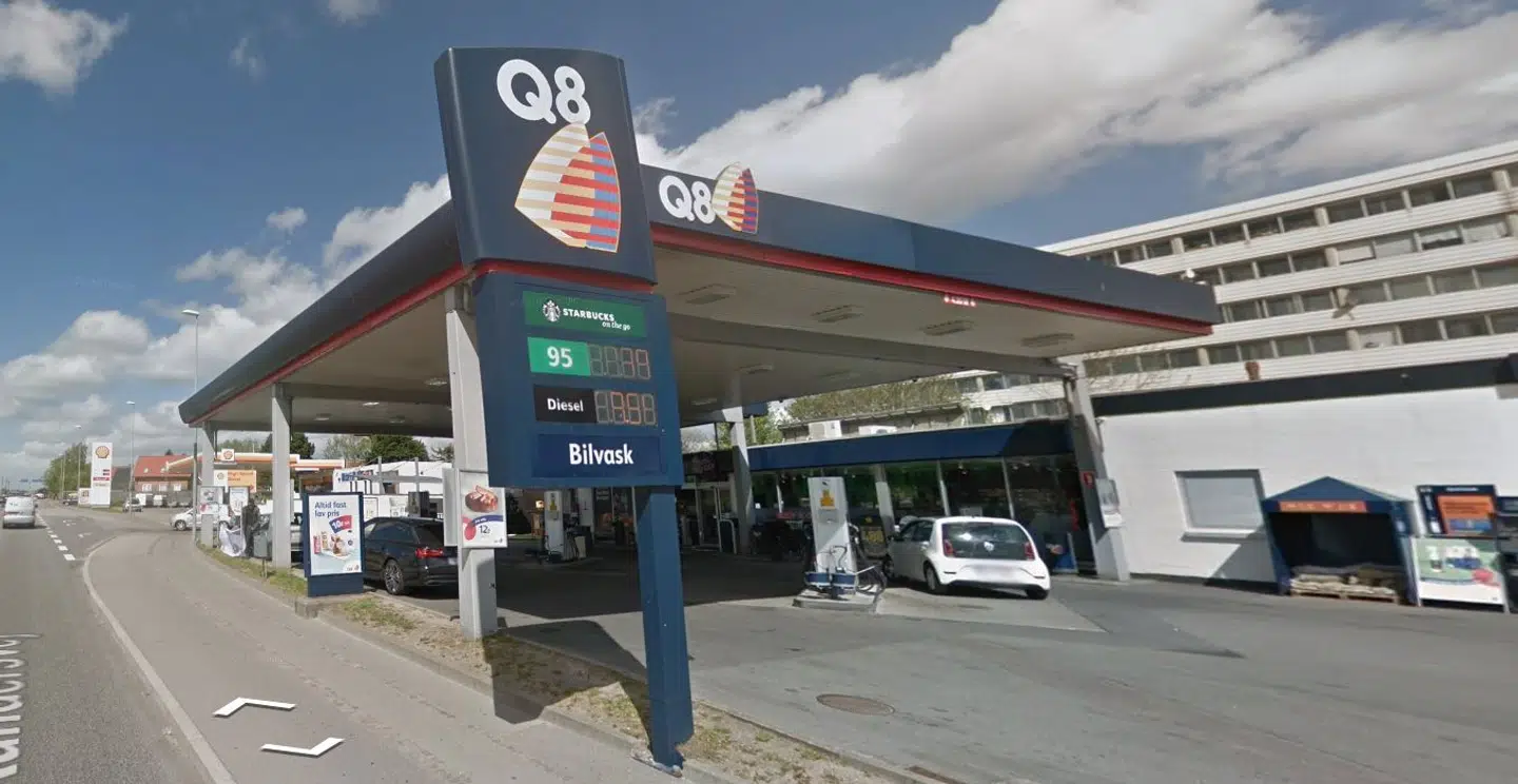 Det var på denne Q8 på Randersvej i Aarhus, at de to kvinder blev kontaktet af fire mænd.