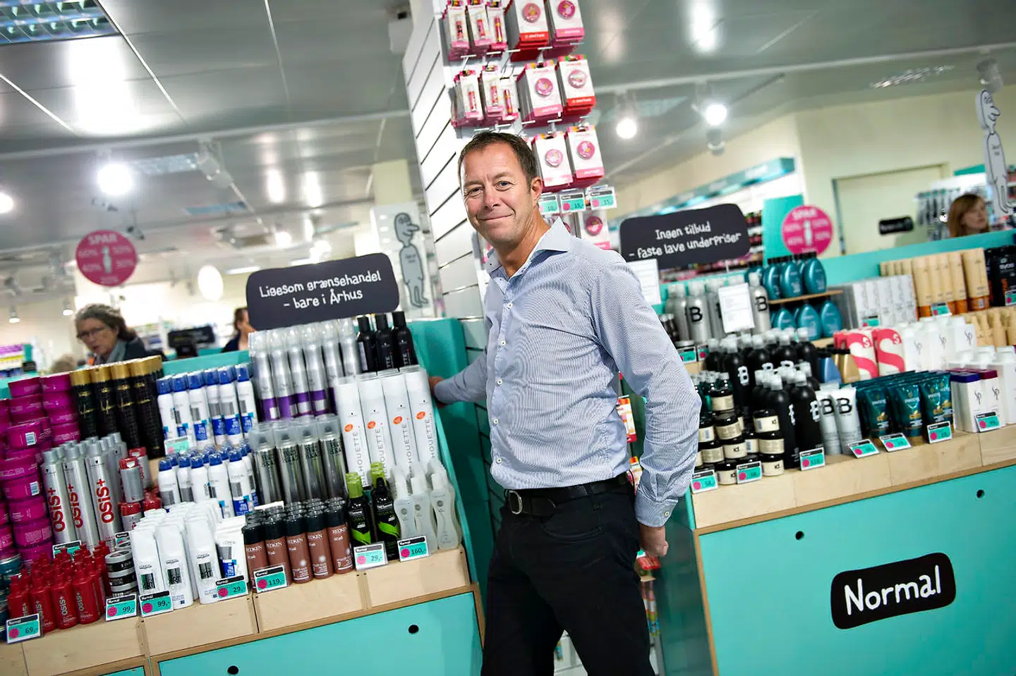 Supermarkedskæden Normal har parallel-importerede mærkevarer. Her kædens direktør, Torben Mouritsen, i butikken i Aarhus.