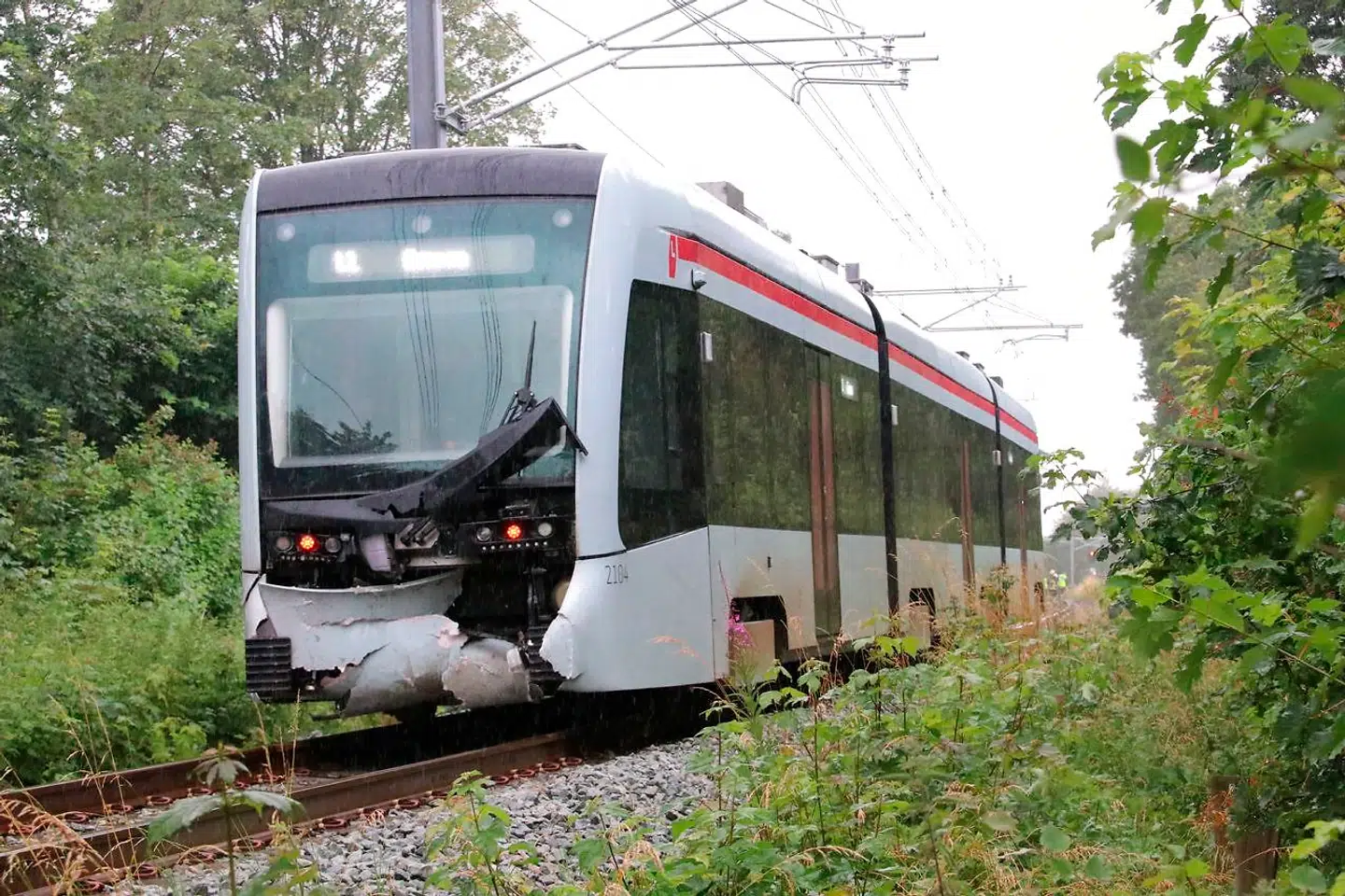 Dette er et billede fra starten af juli måned, hvor et tog på letbanen på Djursland ramte en personbil. To nordmænd omkom.