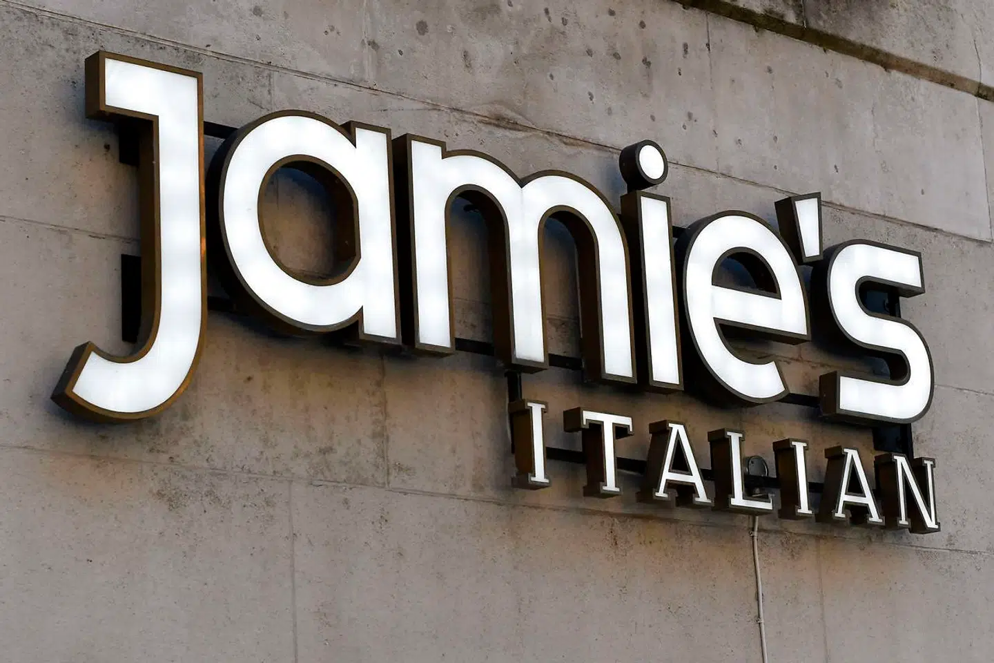 Restaurantkæden Jamie's Italian samt restauranterne The Fifteen og Barbecoa blev i maj sat under administration hos revisionsselskabet KPMG.