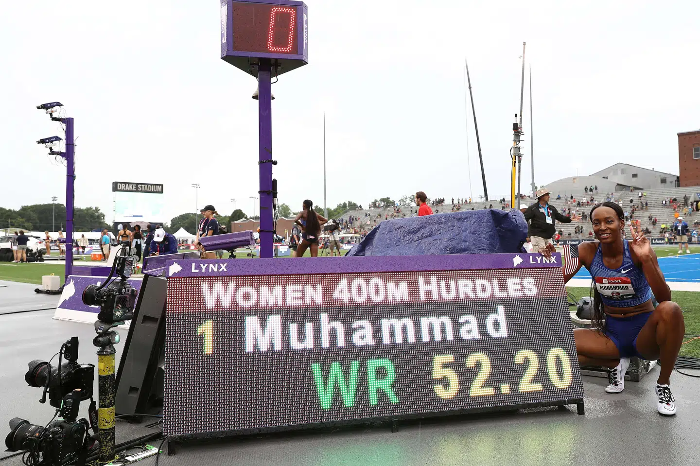 Dalilah Muhammad poserer ved siden af sin verdensrekordtid i 400 meter hækkeløb på 52,20 sekunder. Jamie Squire/Ritzau Scanpix