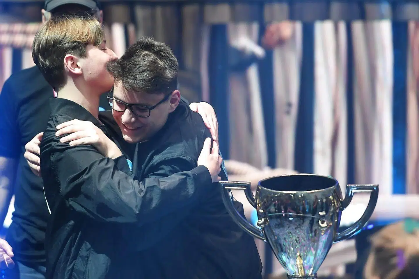 De to teenagere var tydeligvis glade for sejren ved VM i Fortnite.