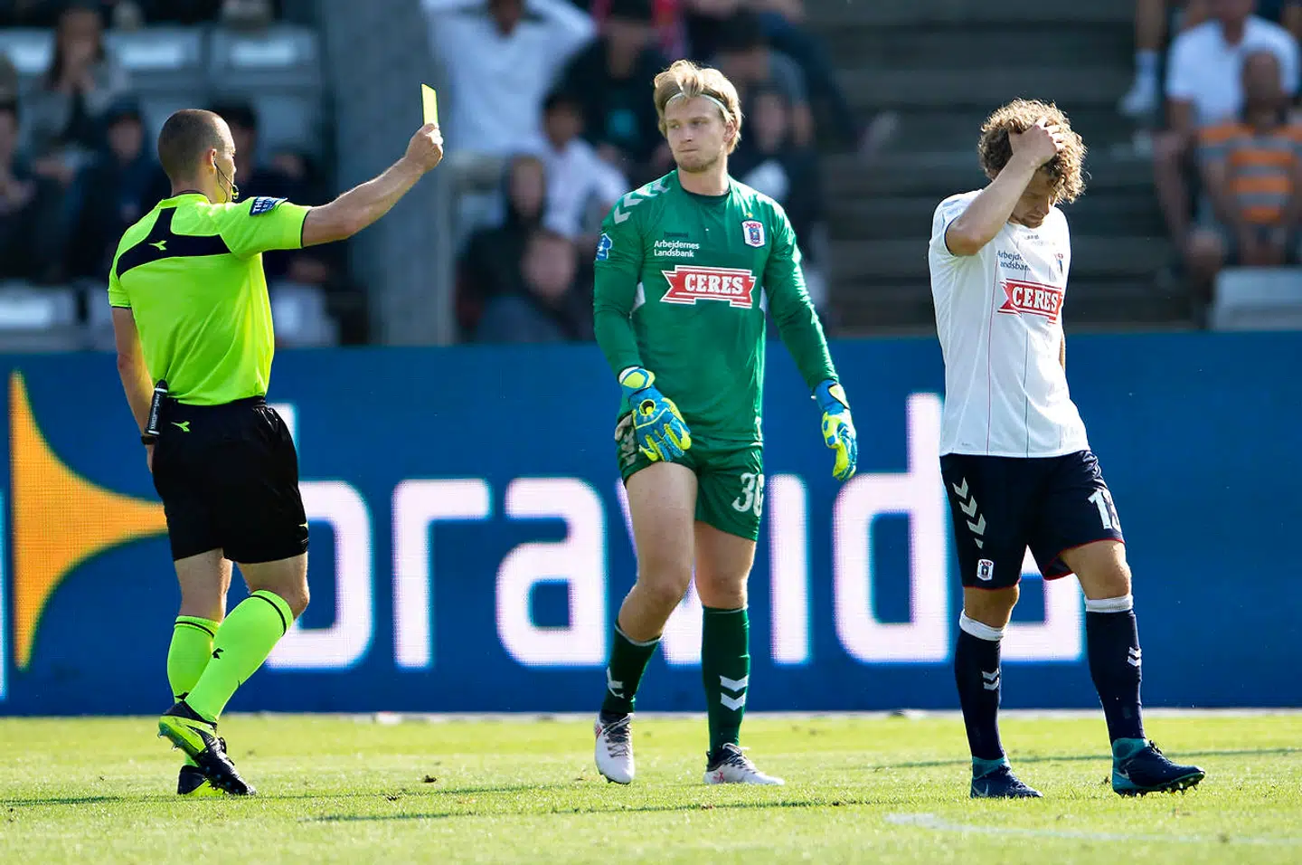 AGF's målmand William Eskelinen laver straffespark og modtager gult kort i superligakampen mellem AGF og FC Midtjylland på Ceres Park i Aarhus, søndag den 28. juli 2019.