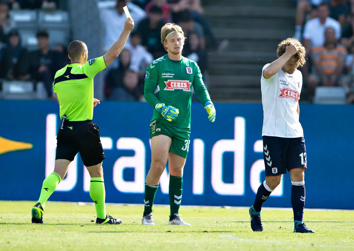 AGF's målmand William Eskelinen laver straffespark og modtager gult kort i superligakampen mellem AGF og FC Midtjylland på Ceres Park i Aarhus, søndag den 28. juli 2019.