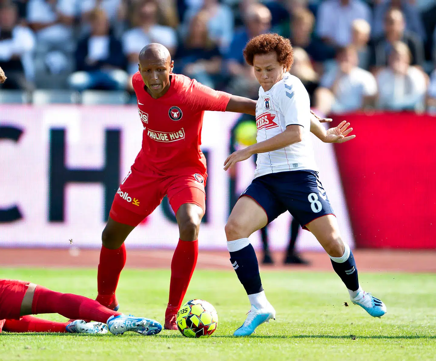 AGF's Mustafa Amini mod FC Midtjyllands Ayo Simon Okosun i 3F Superligakampen mellem AGF og FC Midtjylland på Ceres Park i Aarhus , søndag den 28. juli 2019.. (Foto: Henning Bagger/Ritzau Scanpix)
