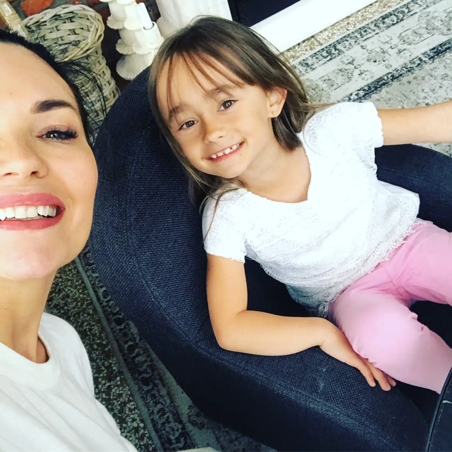 Mascha Vang med datteren Hollie, som nu er blevet syv år.
