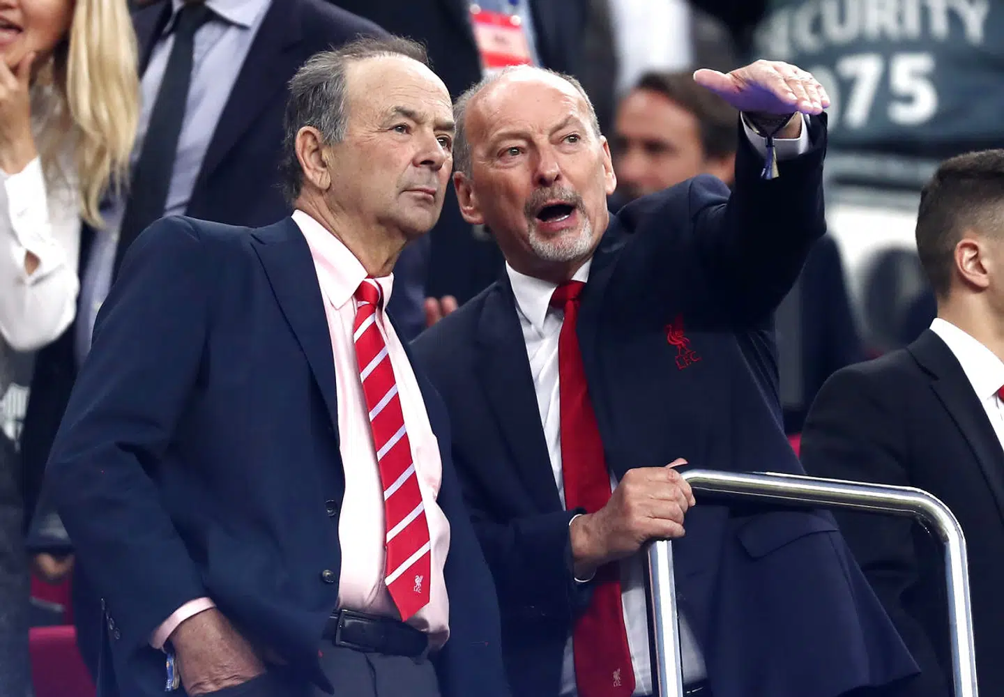 Liverpools CEO Peter Moore til højre.