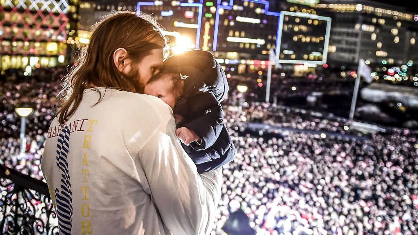Her ses Mikkel Hansen med Eddie Max under hyldesten på Københavns Rådhusplads.