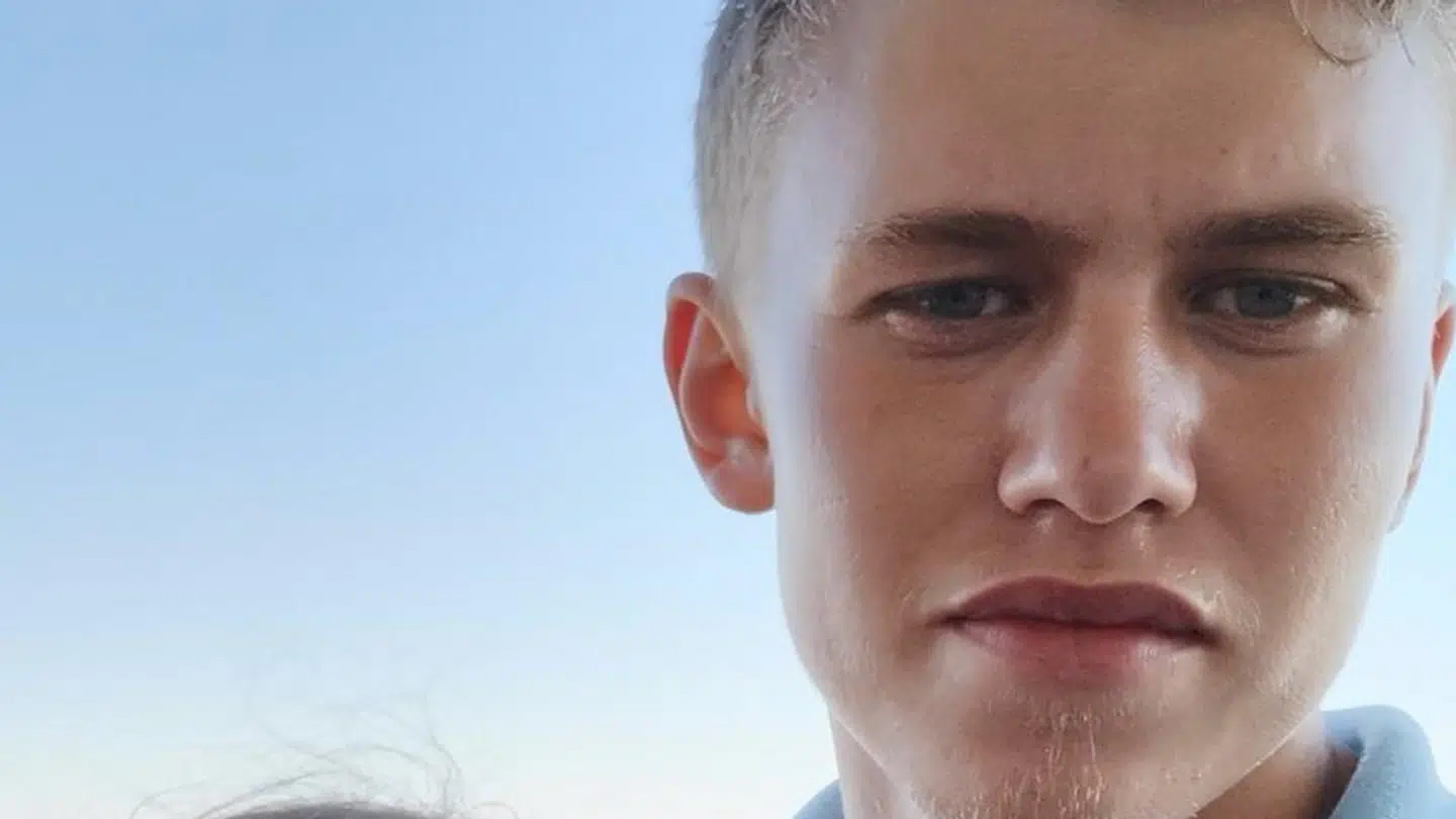 Mathias Steck og kæresten fik sig noget af en oplevelse, da de var i Bakken og en af forlystelsesparkens rutsjebaner går i stykker.