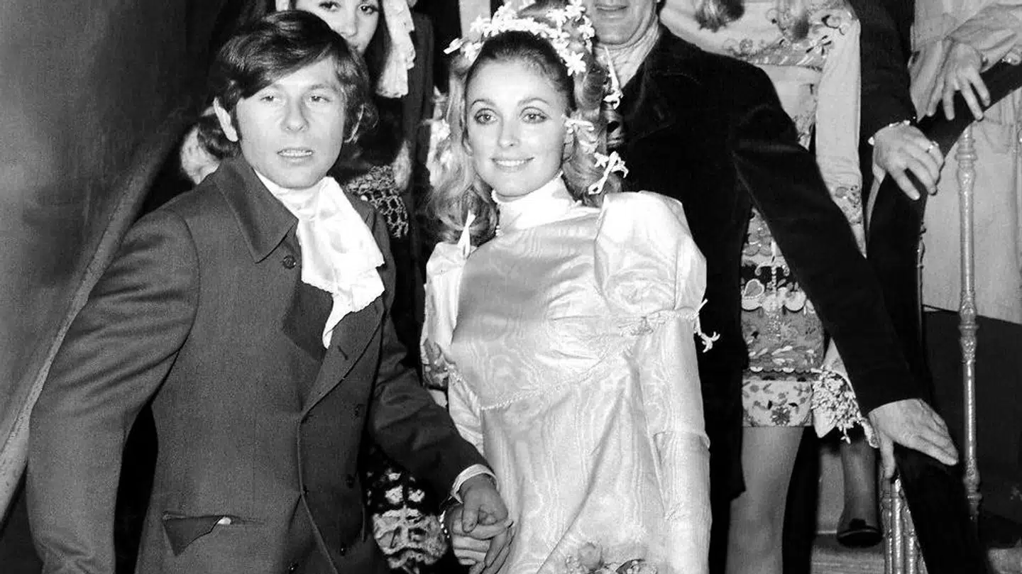 Sharon Tate var frem til sin død både skuespiller og model. Hun blev i 1968 gift med den franske filminstruktør Roman Polanski. Hun var syv måneder henne med deres fælles barn, da hun blev dræbt. Hun blev kun 26 år.