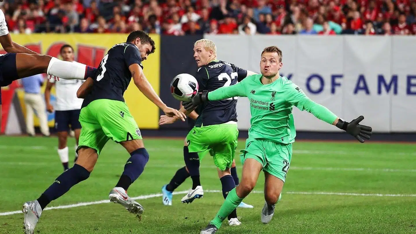 Liverpools Simon Mignolet (R) i aktion i en træningskamp mod Sporting CP.