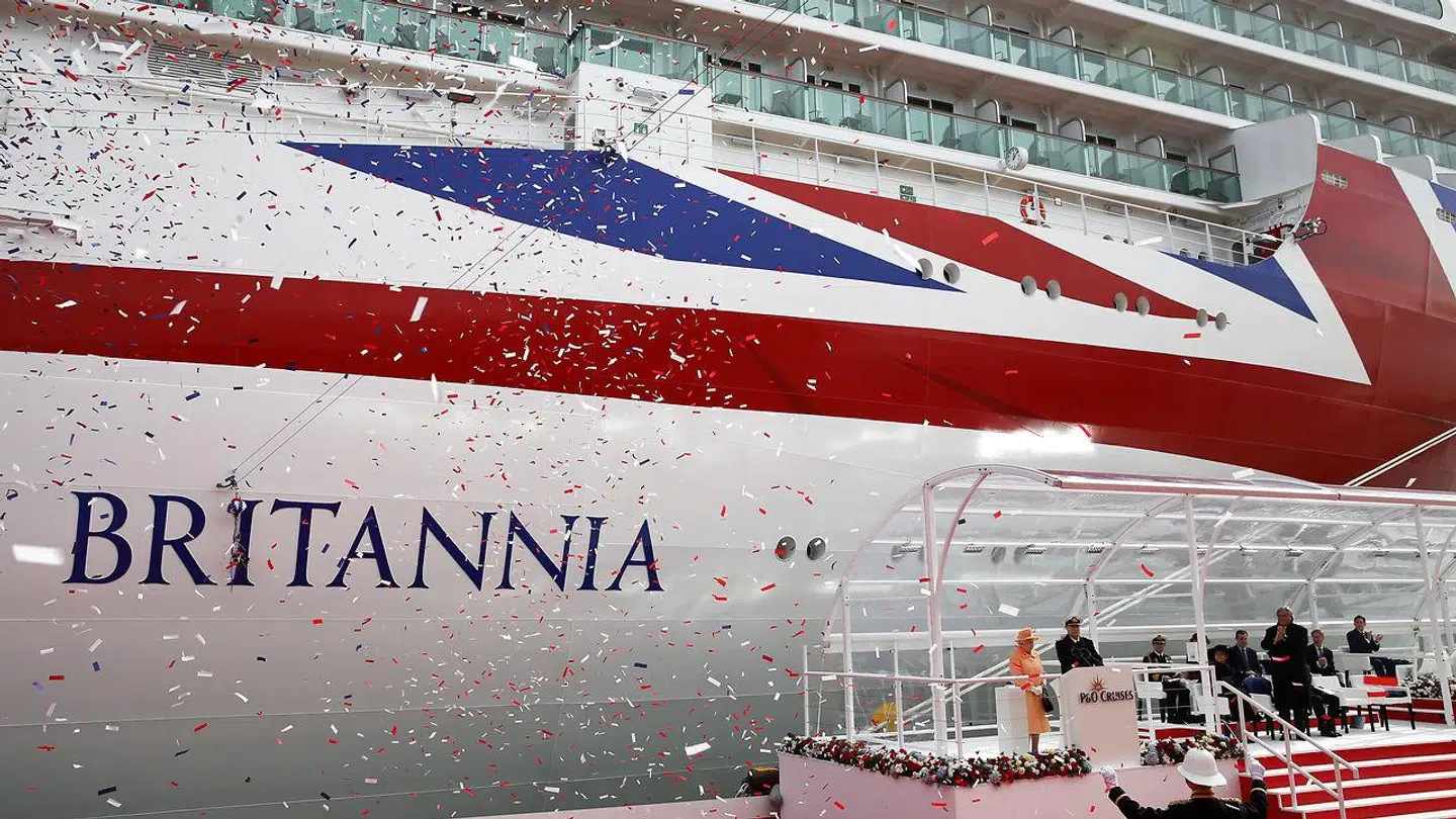Cruise-skibet Britannia dannede natten til ramme om et masseslagsmål, der mindede om noget fra en western.