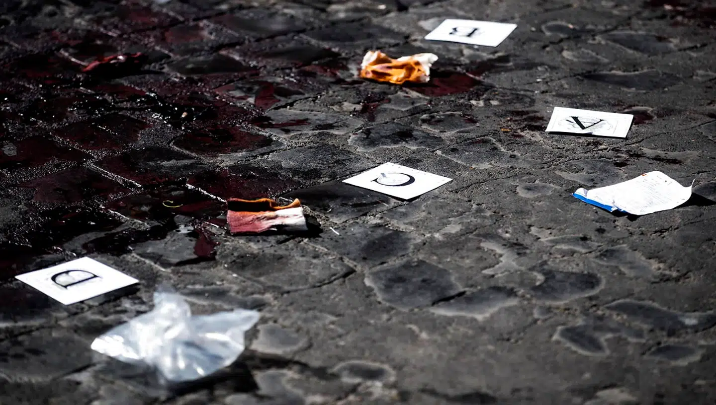 Der var store mængder blod på gaden efter knivdrabet. (Foto: EPA/Angelo Carconi)